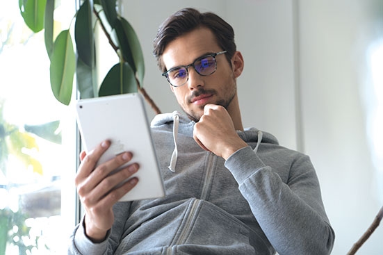 Homme avec des lunette de vue et une iPad